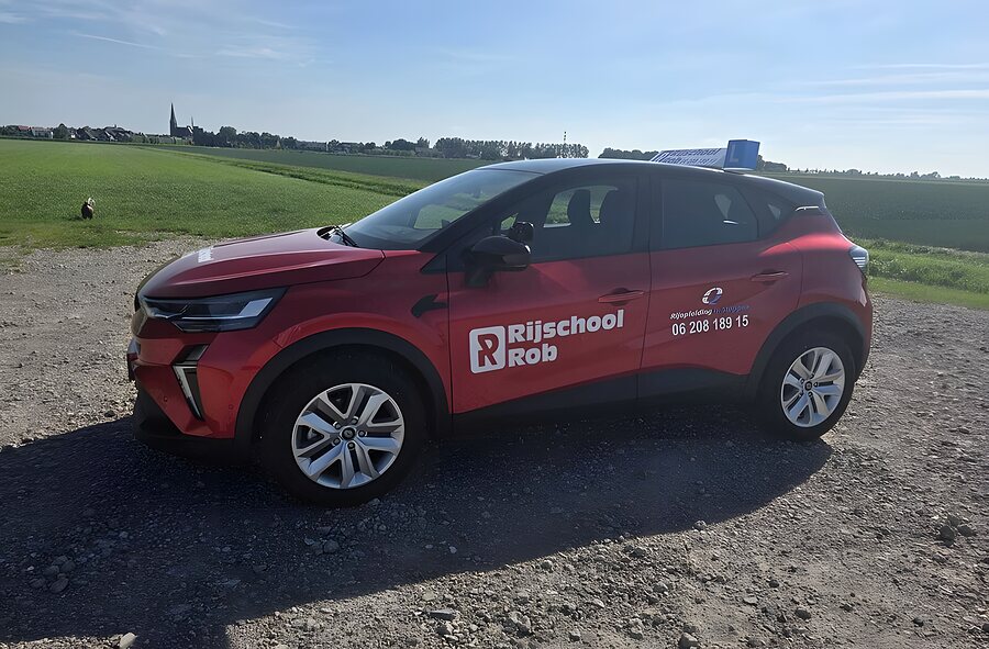 De nieuwe automaat van Rijschool Rob langs de velden bij Haarlem