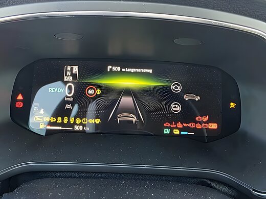 Het digitale dashboard van de lesauto met rijhulpsystemen
